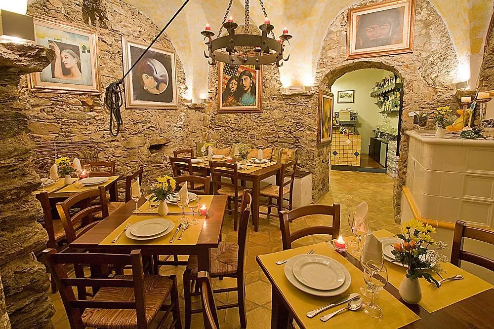 Le Petit Chateau Vezzi Portio Farm stay