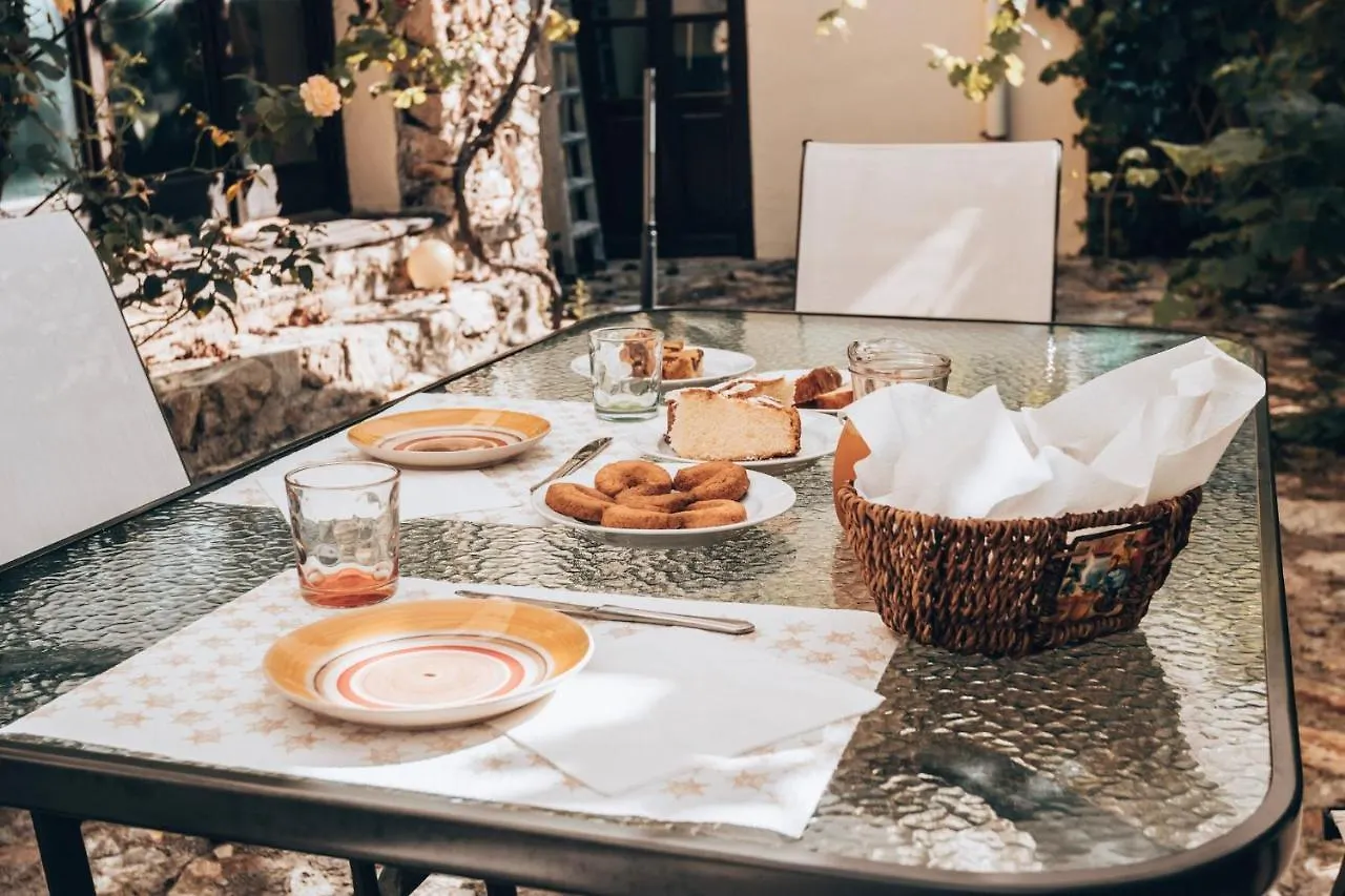 Farm stay Le Petit Chateau Vezzi Portio