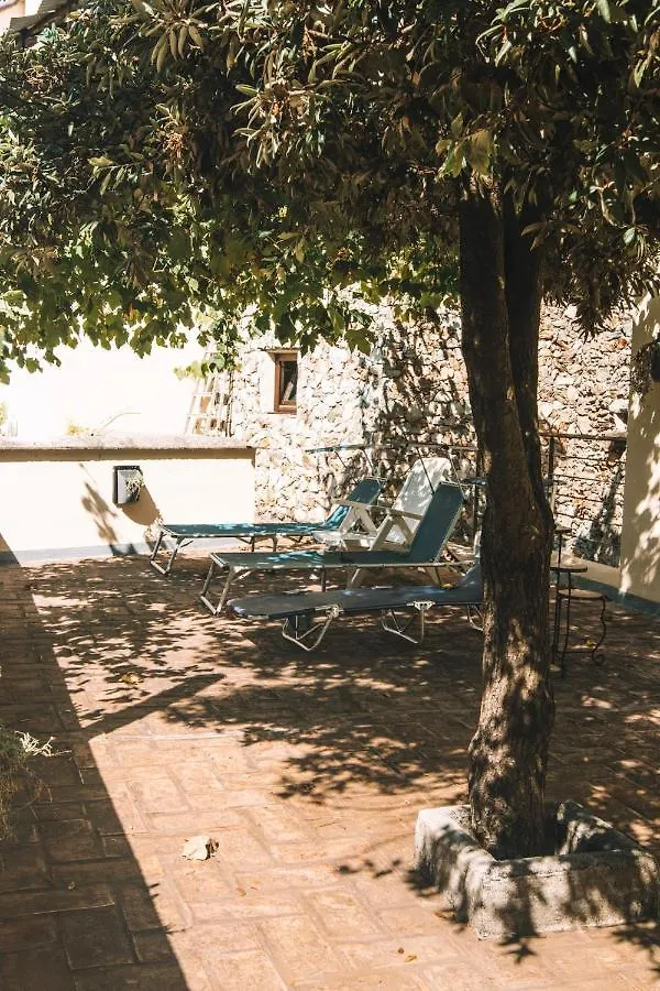 Le Petit Chateau Vezzi Portio Séjour à la ferme